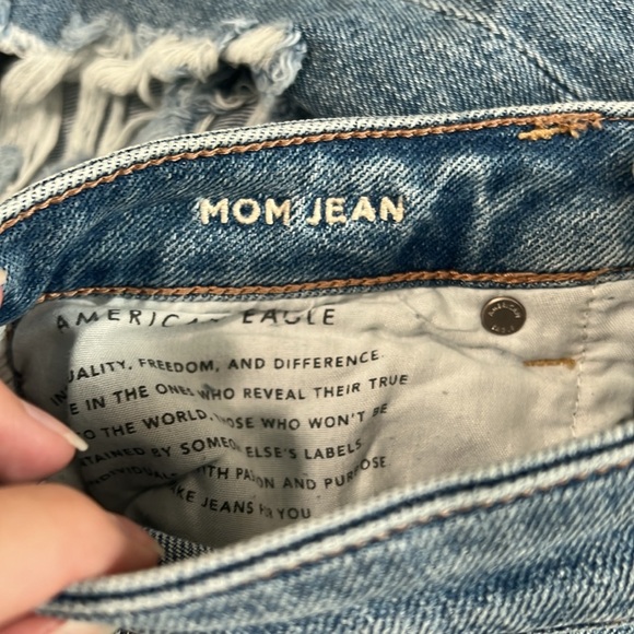 American Eagle Size 8 Distressed Mom Jean - Picture 4 of 4